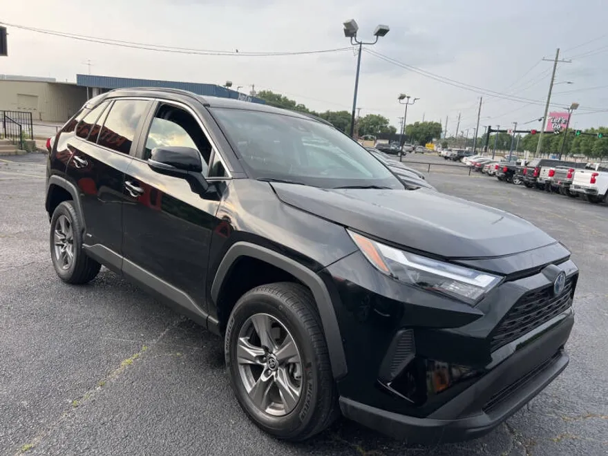 2024 Toyota RAV4 Hybrid XLE photo 1