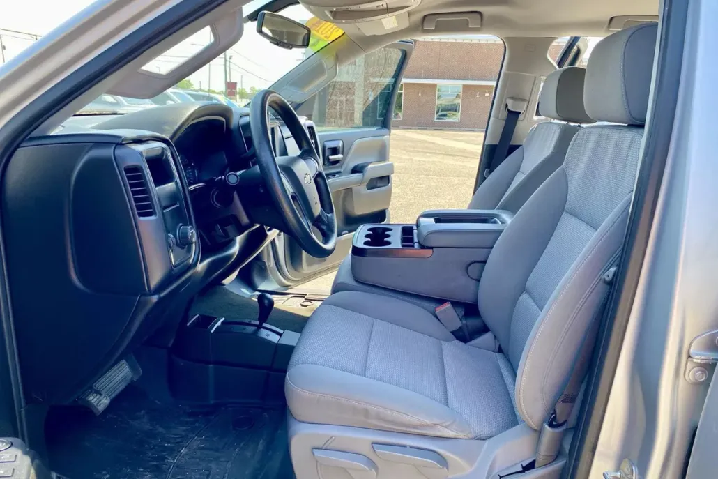 2018 Chevrolet Silverado 1500 Custom photo 2