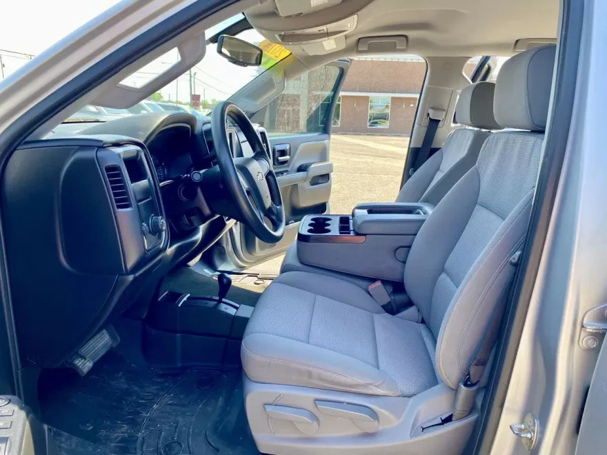 2018 Chevrolet Silverado 1500 Custom photo 2