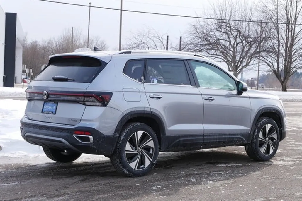 2025 Volkswagen Taos SE photo 1