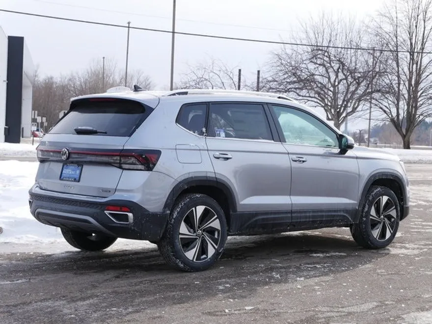 2025 Volkswagen Taos SE photo 1