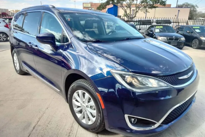 2018 Chrysler Pacifica Touring L photo 1