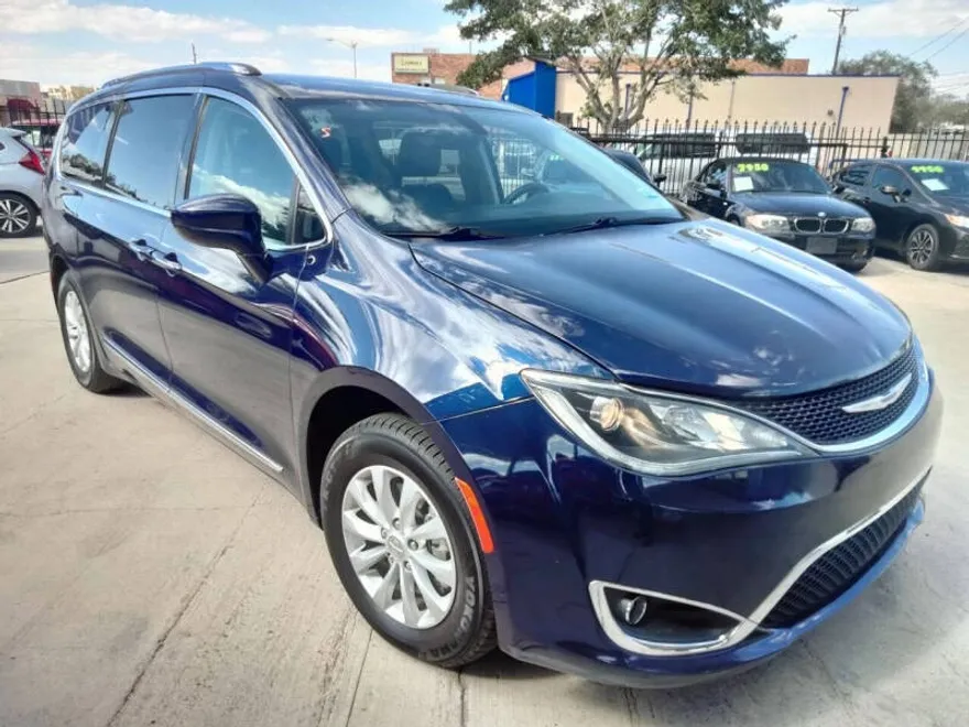 2018 Chrysler Pacifica Touring L photo 1