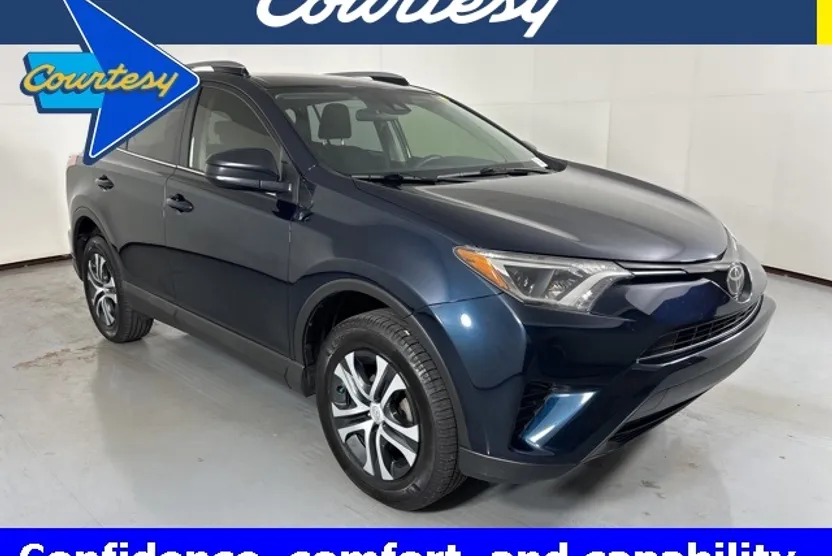 2018 Toyota RAV4 LE photo 1
