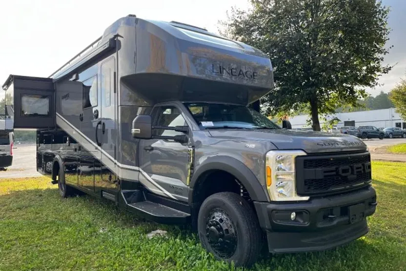 2025 Ford F-600 photo 1