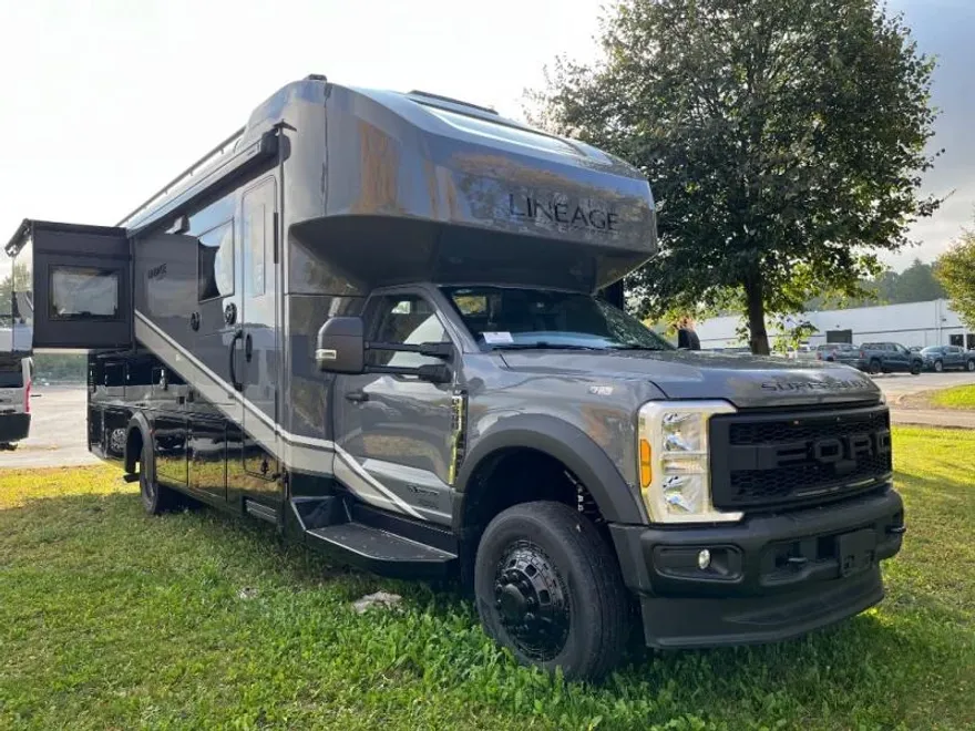 2025 Ford F-600 photo 1
