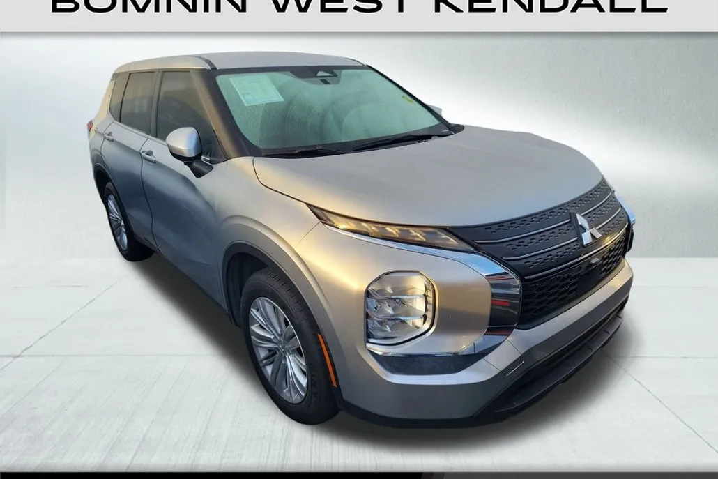 2024 Mitsubishi Outlander ES photo 1