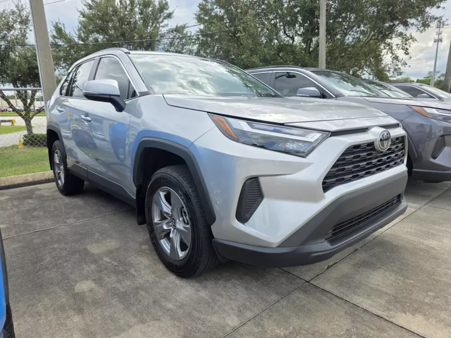 2024 Toyota RAV4 XLE photo 1