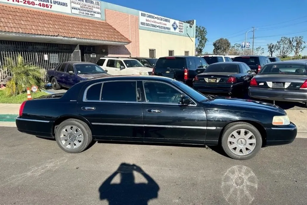 2004 Lincoln Town Car photo 1
