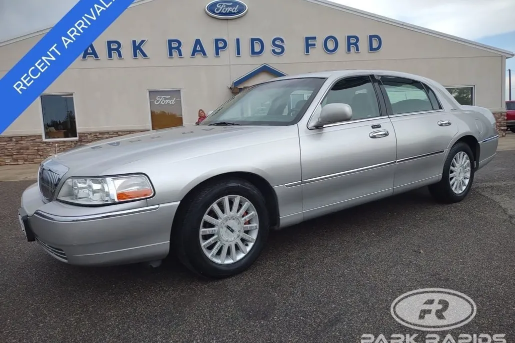 2004 Lincoln Town Car Executive Signature photo 1