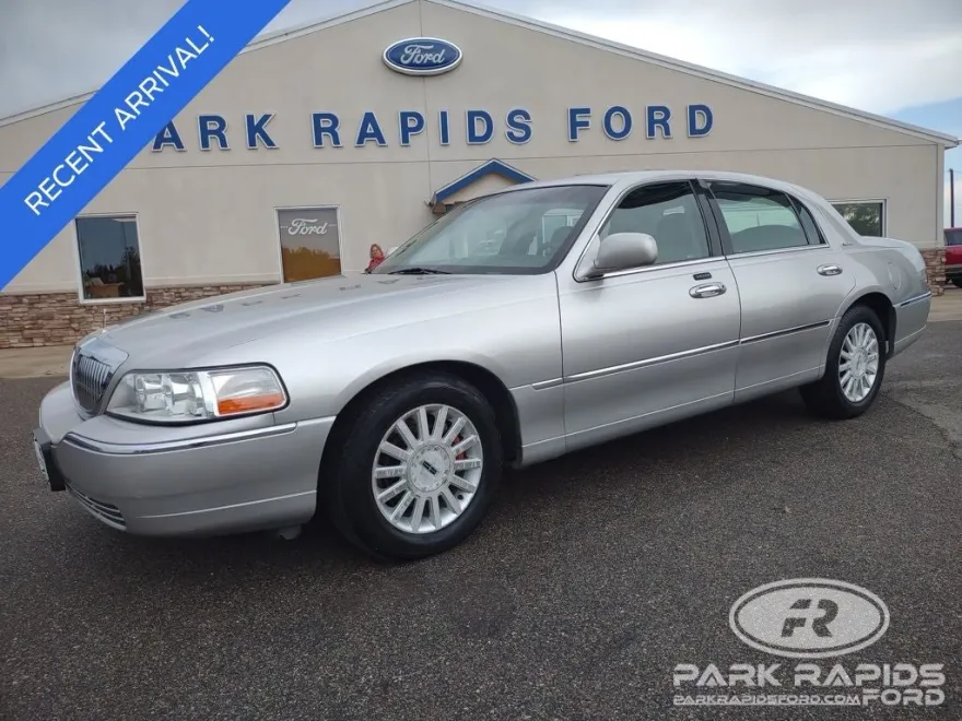 2004 Lincoln Town Car Executive Signature photo 1