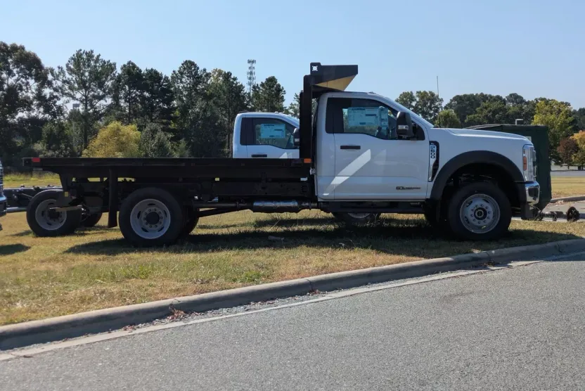 2025 Ford F-600 photo 1