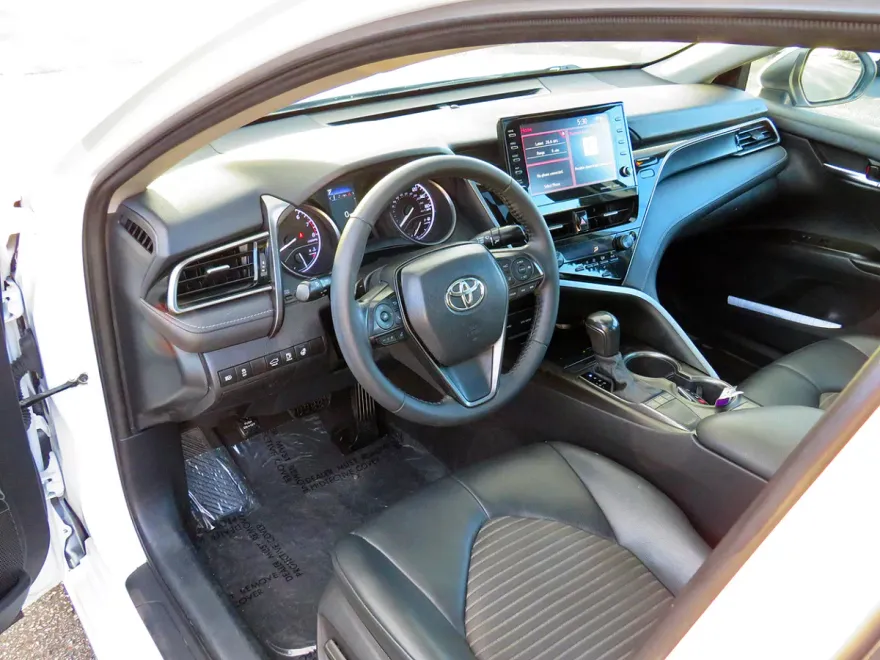 2022 Toyota Camry SE photo 1