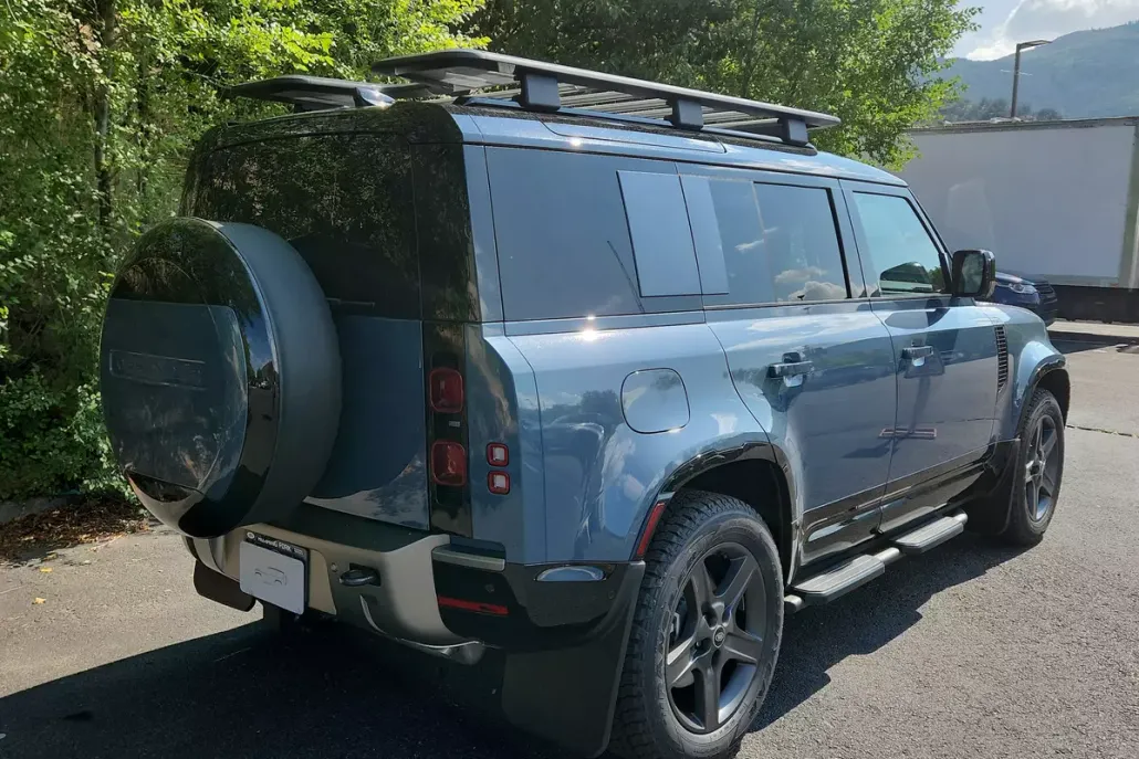 2025 Land Rover Defender X-Dynamic SE photo 1