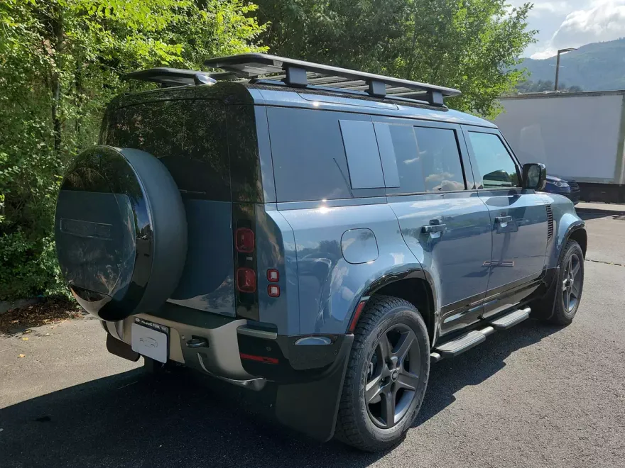 2025 Land Rover Defender X-Dynamic SE photo 1