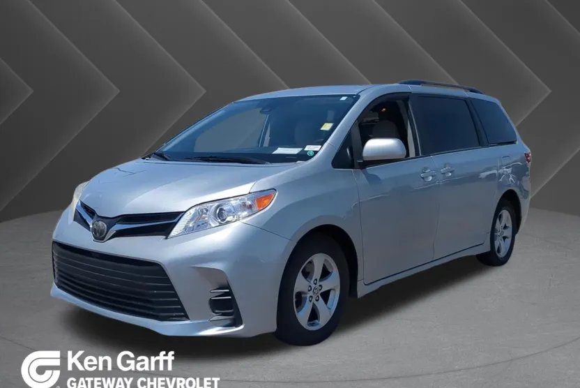 2020 Toyota Sienna LE photo 1