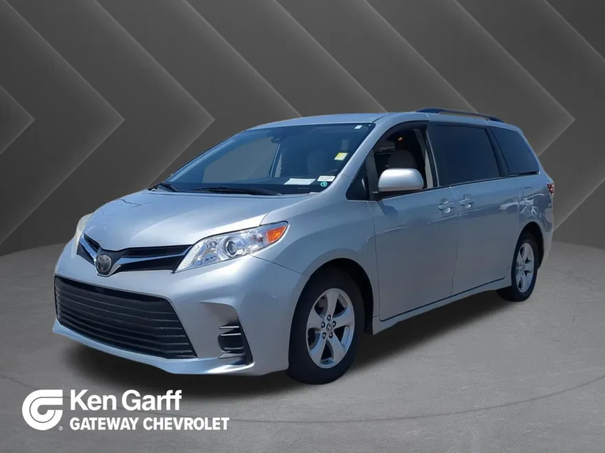 2020 Toyota Sienna LE photo 1
