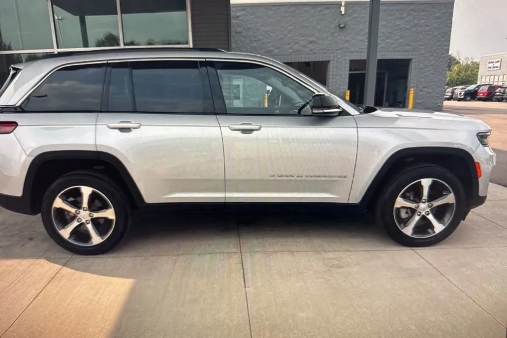 2023 Jeep Grand Cherokee Limited photo 1