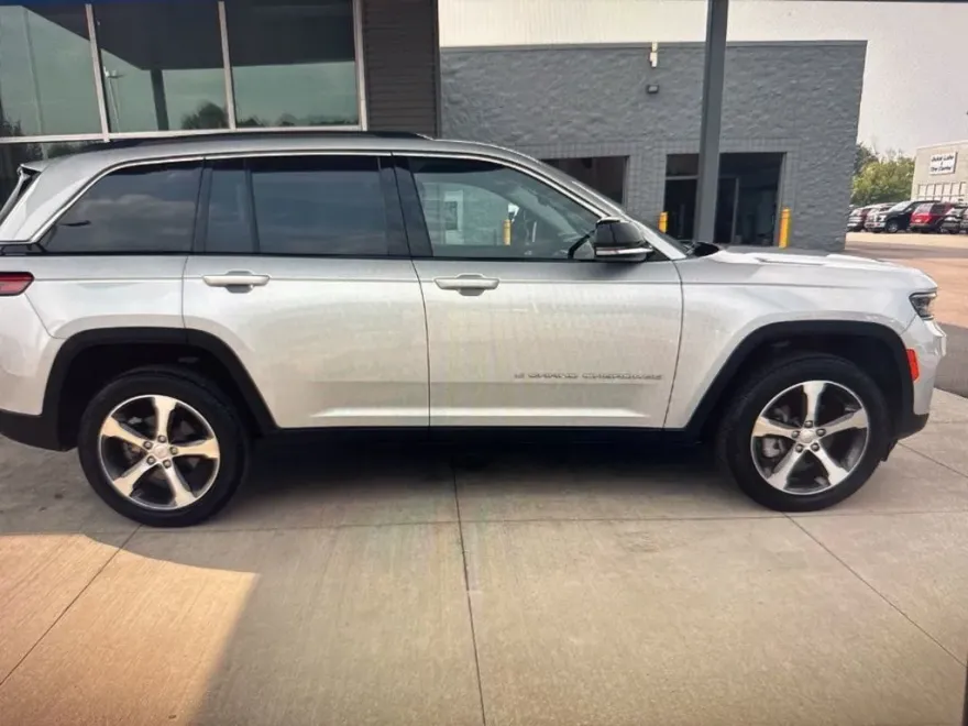 2023 Jeep Grand Cherokee Limited photo 1