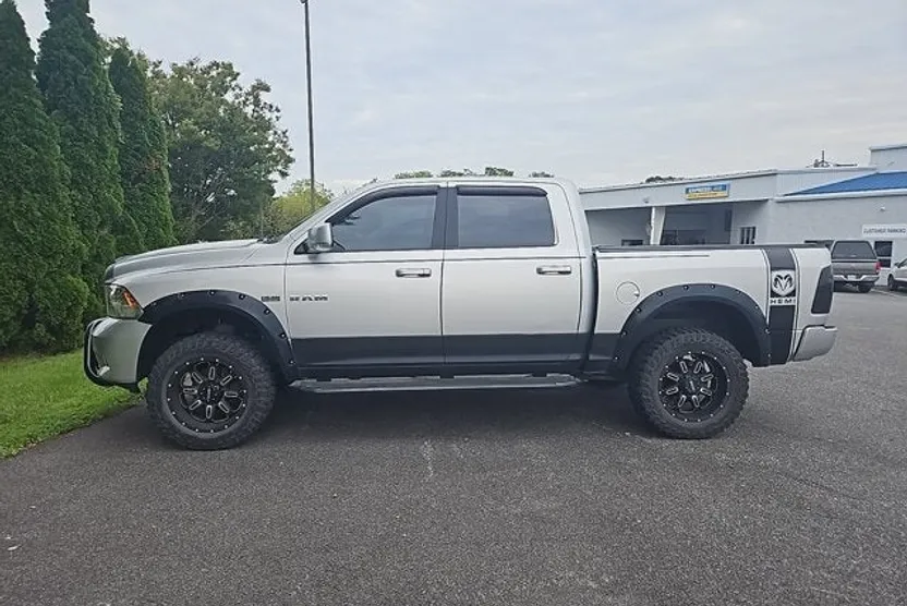 2009 Dodge Ram SLT photo 1