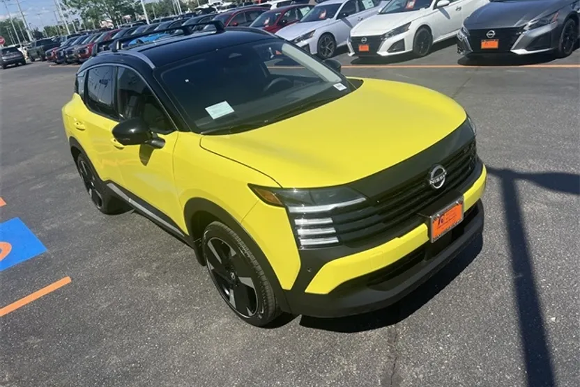2025 Nissan Kicks SR photo 1
