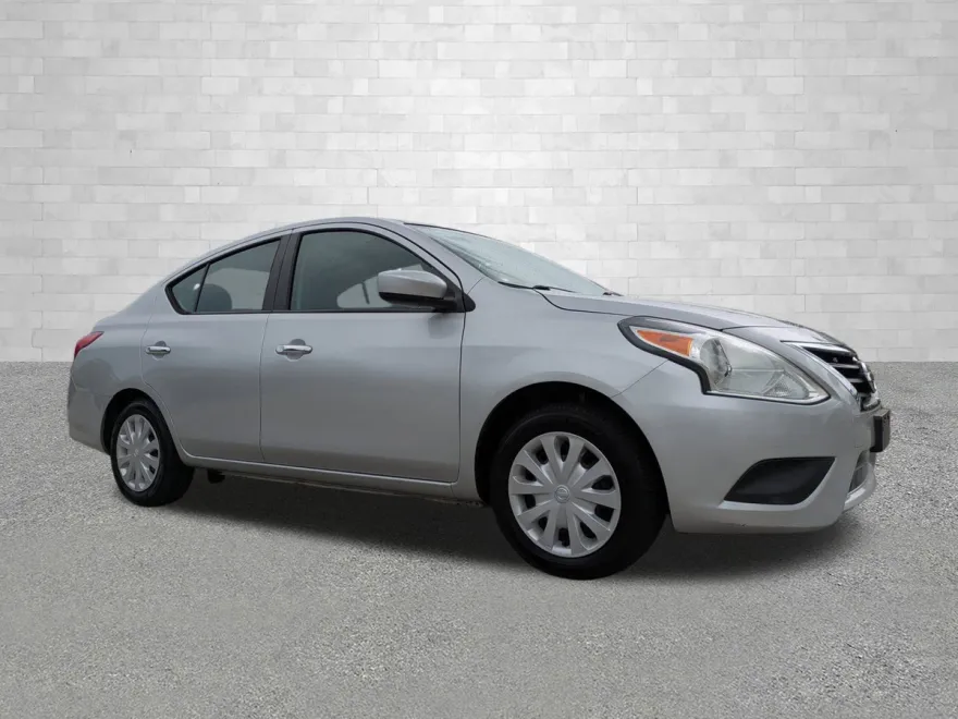 2019 Nissan Versa S photo 1