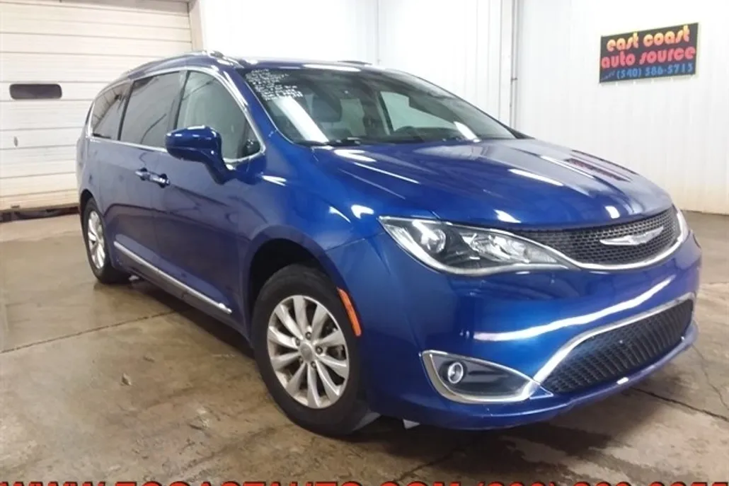 2018 Chrysler Pacifica Touring L photo 1