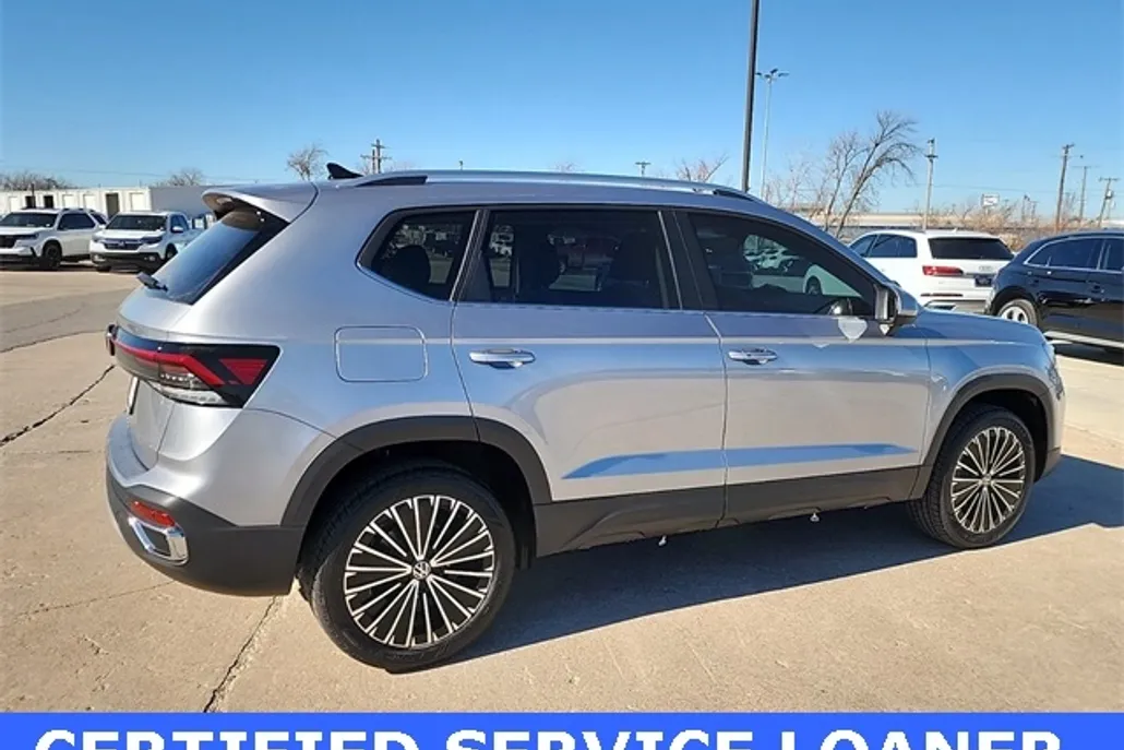 2025 Volkswagen Taos SE photo 1