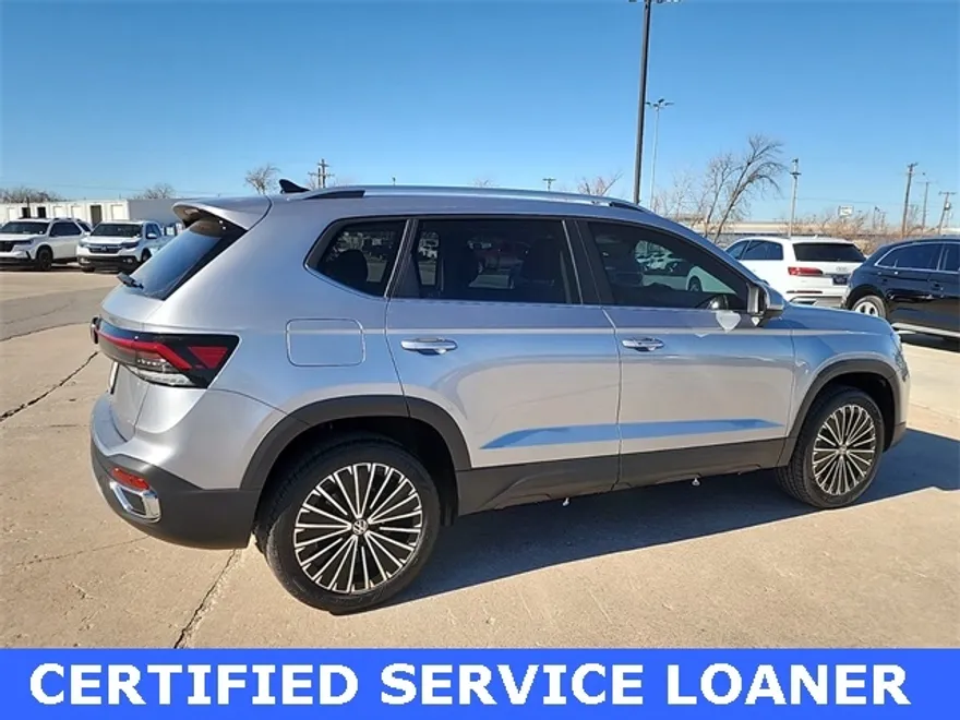 2025 Volkswagen Taos SE photo 1