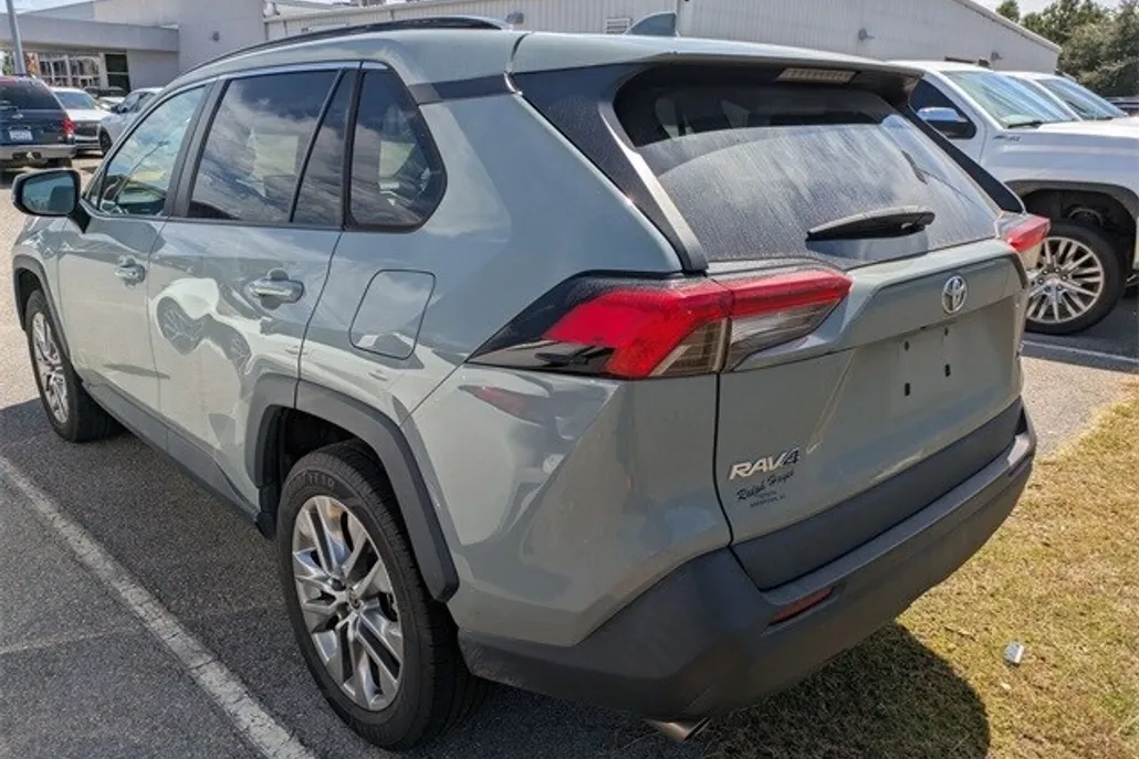 2021 Toyota RAV4 XLE Premium photo 1