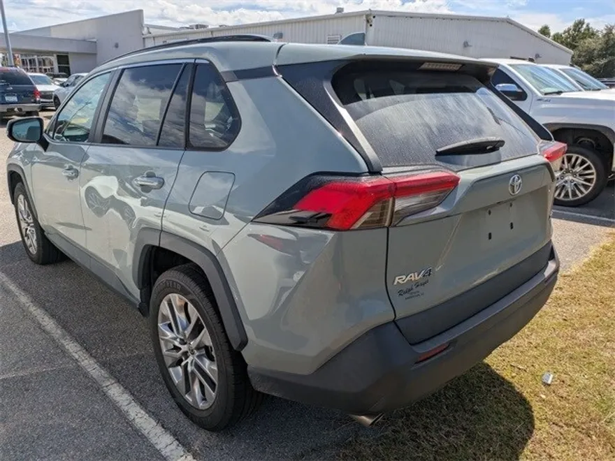 2021 Toyota RAV4 XLE Premium photo 1