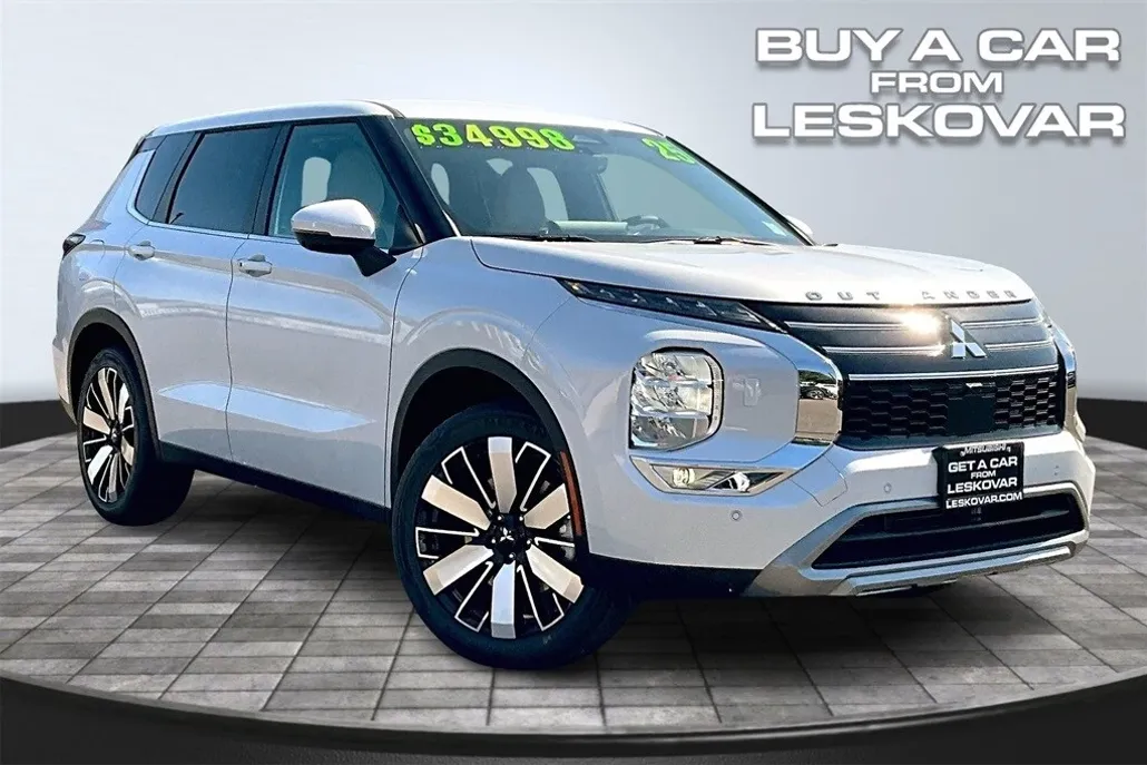2025 Mitsubishi Outlander SE photo 1