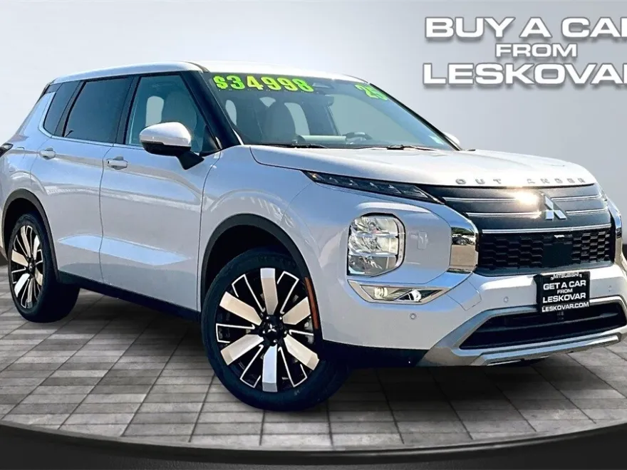 2025 Mitsubishi Outlander SE photo 1