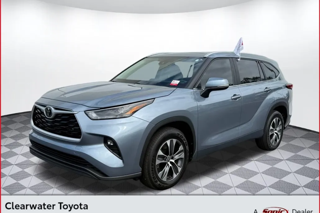 2023 Toyota Highlander XLE photo 1