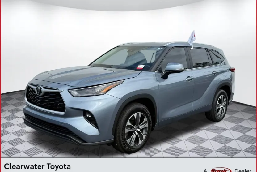 2023 Toyota Highlander XLE photo 1