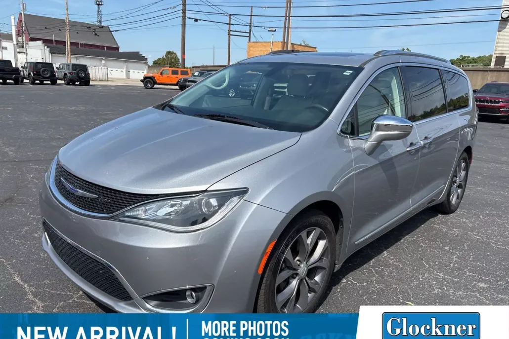 2020 Chrysler Pacifica Limited photo 1