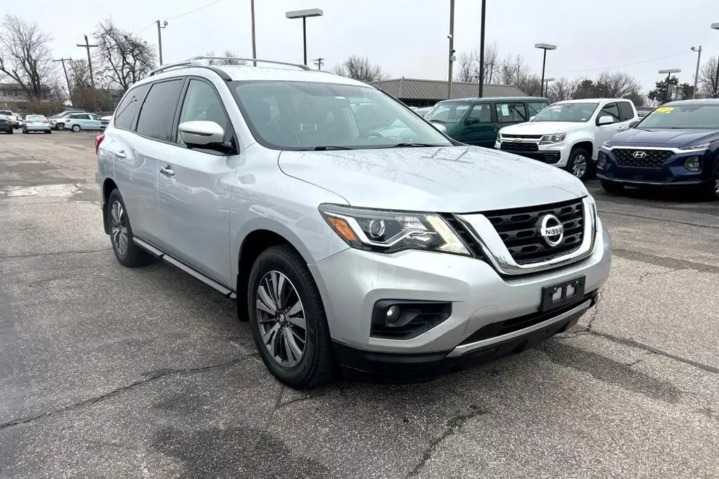 2017 Nissan Pathfinder S photo 1