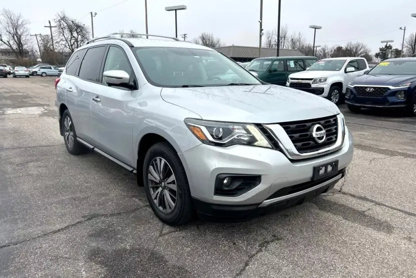 2017 Nissan Pathfinder S photo 1