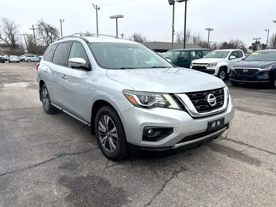 2017 Nissan Pathfinder S photo 1