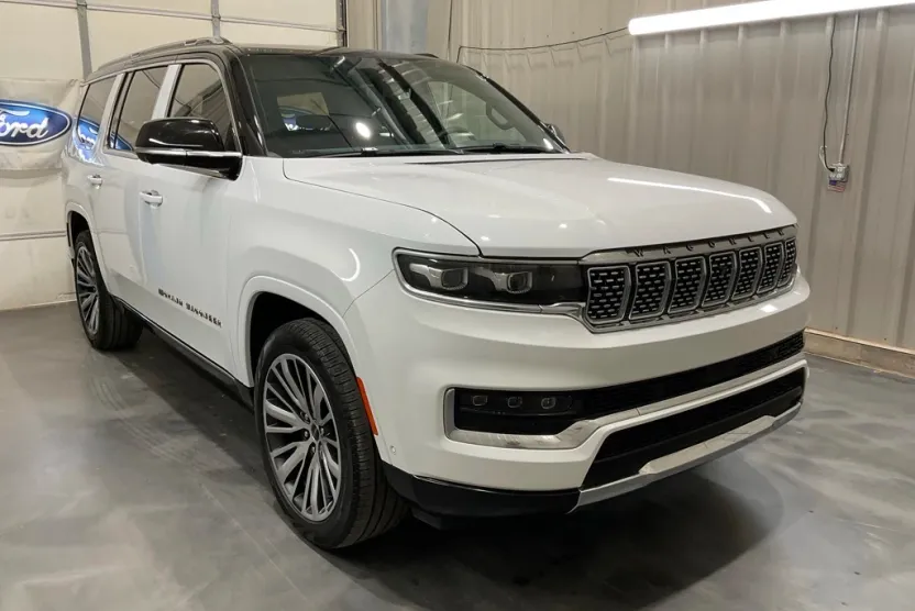 2023 Jeep Grand Wagoneer III photo 1