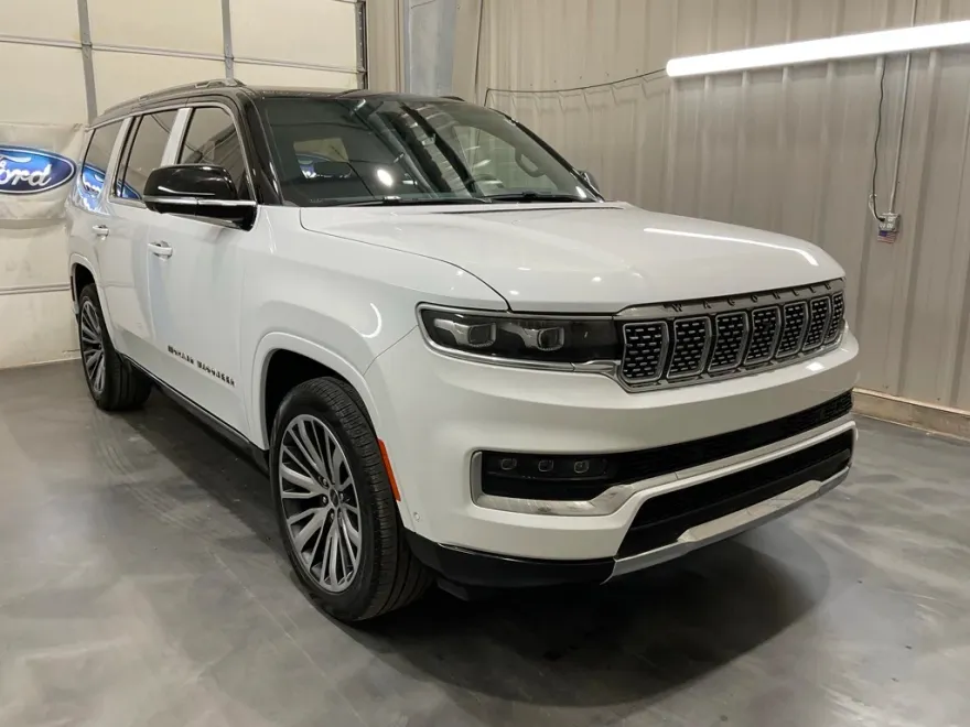 2023 Jeep Grand Wagoneer III photo 1