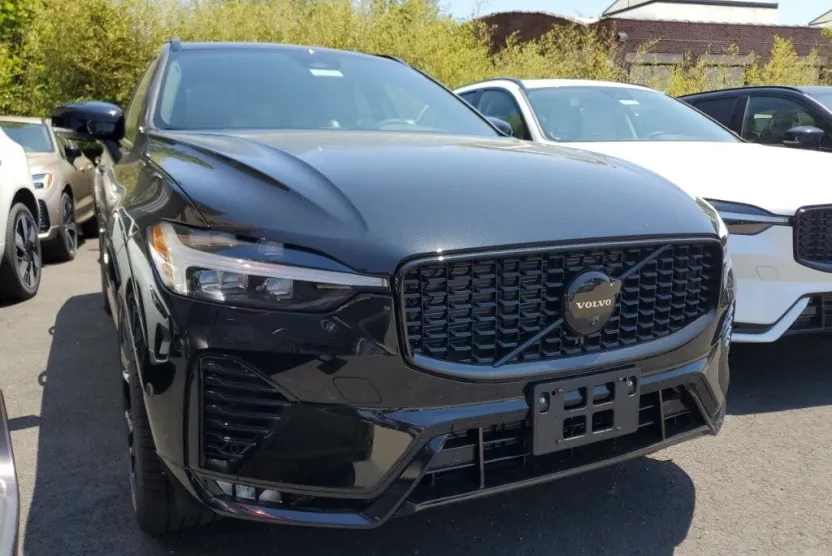 2025 Volvo XC60 B5 Black Edition photo 1