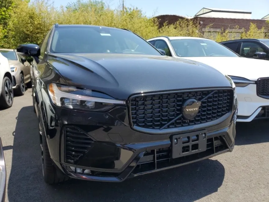 2025 Volvo XC60 B5 Black Edition photo 1