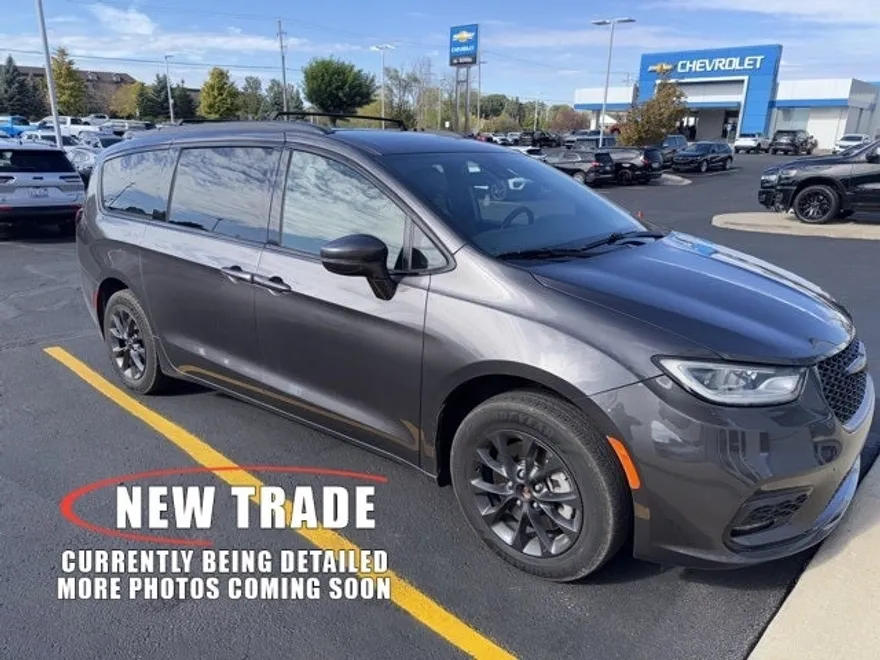 2021 Chrysler Pacifica Touring L photo 1