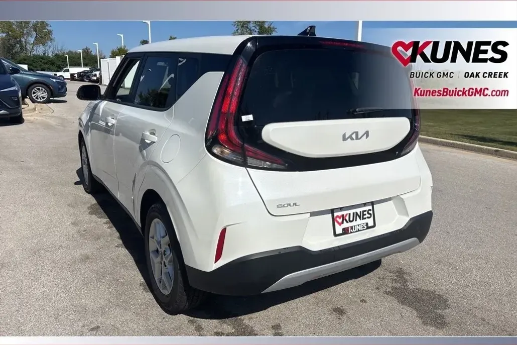 2023 Kia Soul LX photo 1