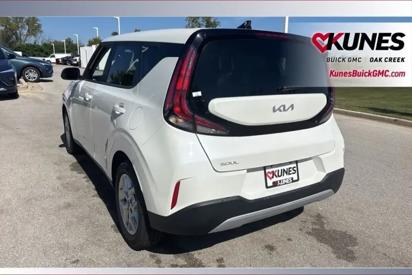 2023 Kia Soul LX photo 1