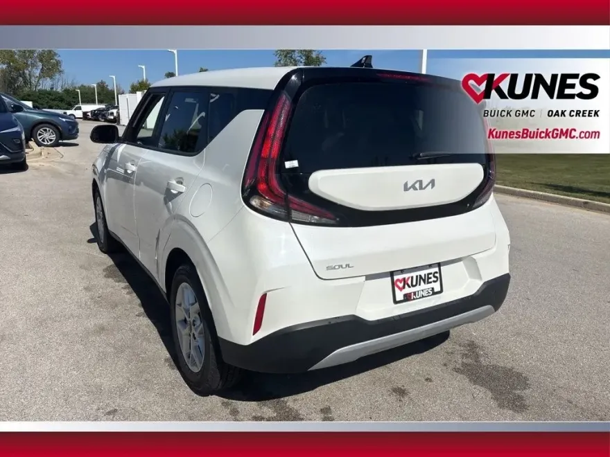 2023 Kia Soul LX photo 1