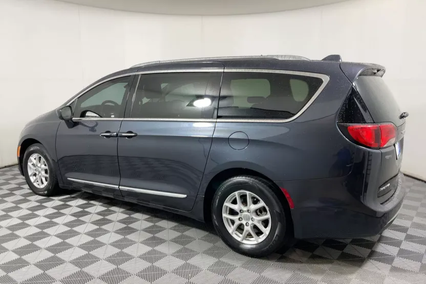 2020 Chrysler Pacifica Touring L photo 1