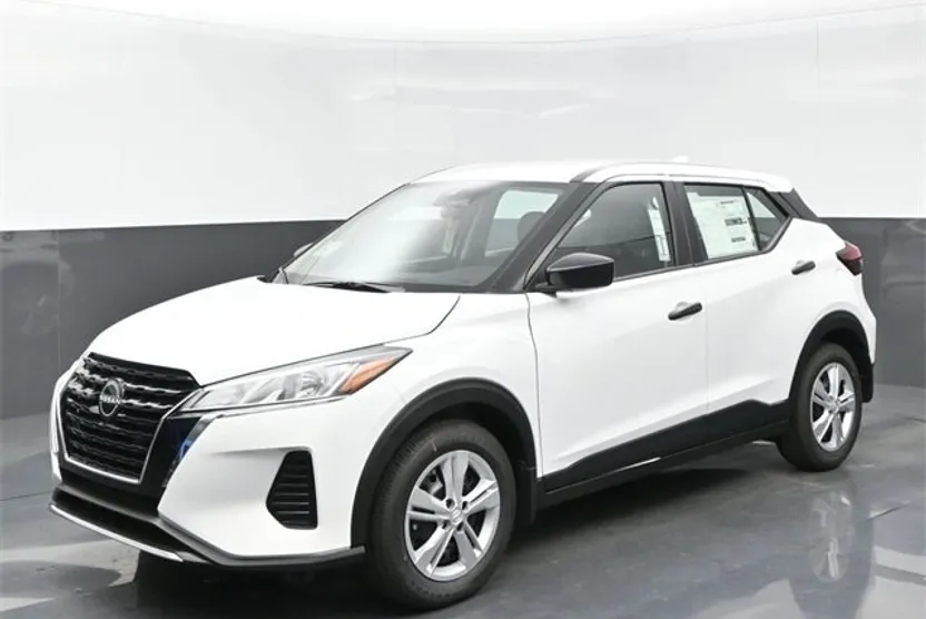 2025 Nissan Kicks Play S photo 1