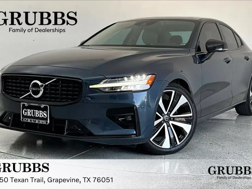 2022 Volvo S60 Momentum photo 1